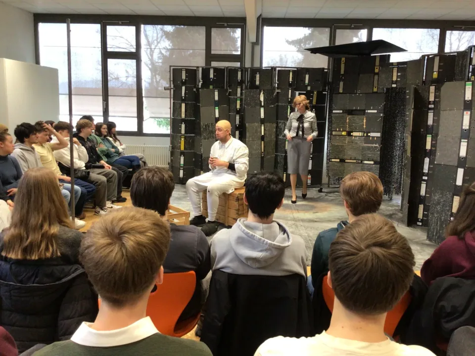 Theateraufführung "Der zerbroch'ne Krug"